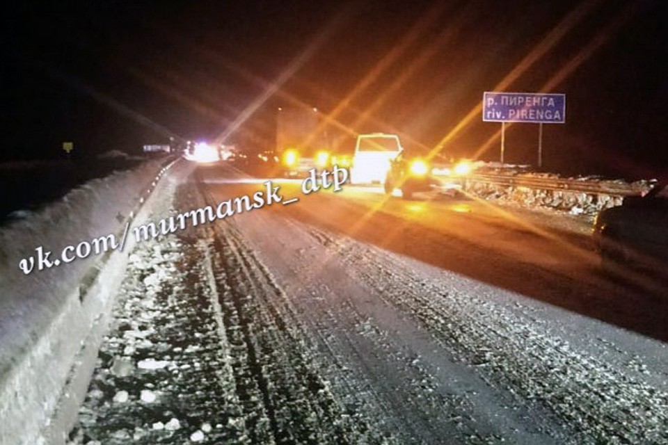 Движение на федеральной трассе оказалось парализовано на полтора часа. Фото: Мурманск ДТП ЧП