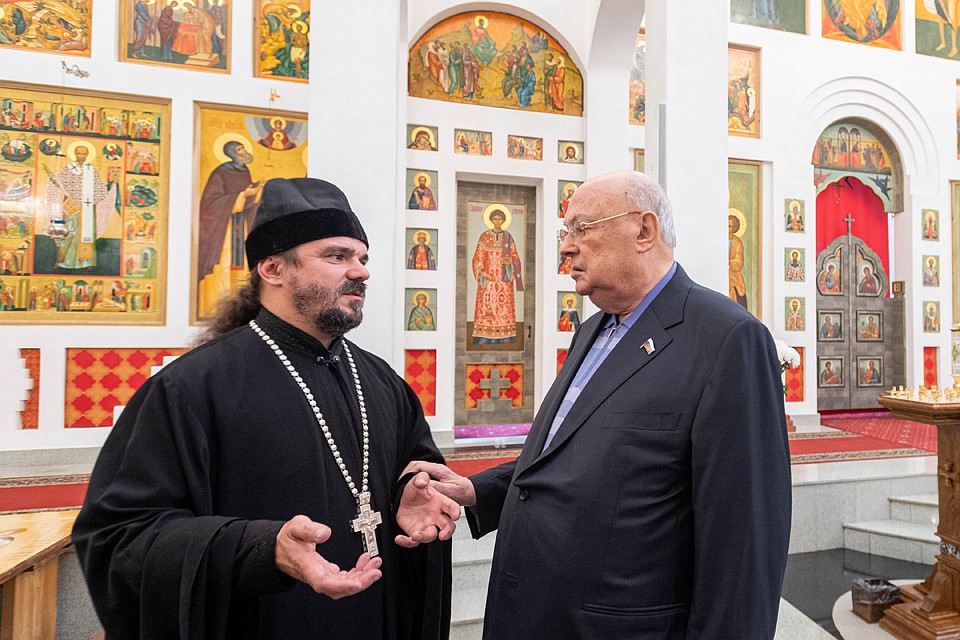 Член комитета Госдумы РФ по транспорту и строительству Владимир Ресин ( справа) во время посещения храма Сергия Радонежского на Ходынском поле.