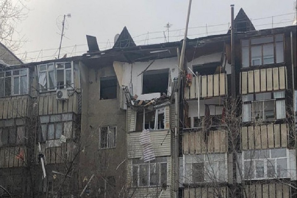 В результате хлопка частично разрушены межкомнатные стены.