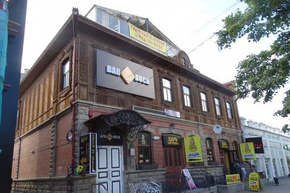 В здании часто меняются арендаторы. Фото: Юрий Латышев
