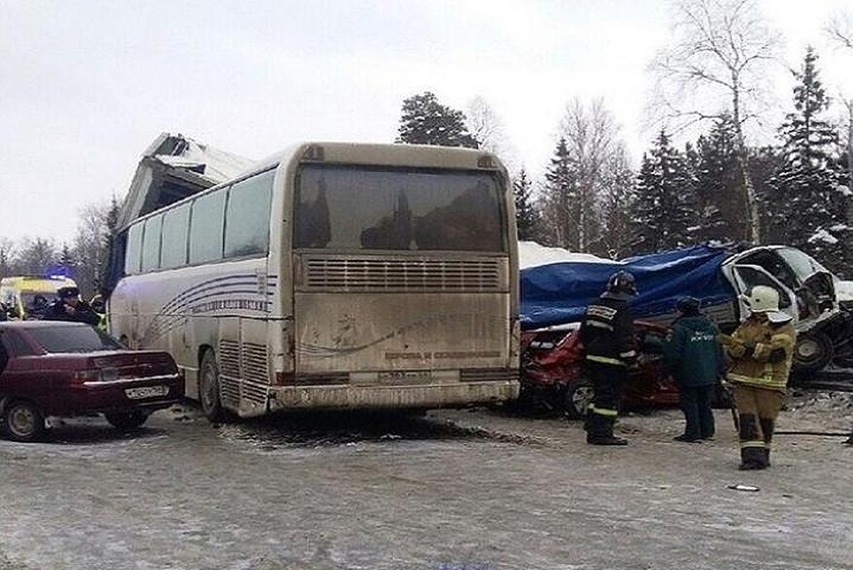Кабину автобуса с детьми смяло в салон.
