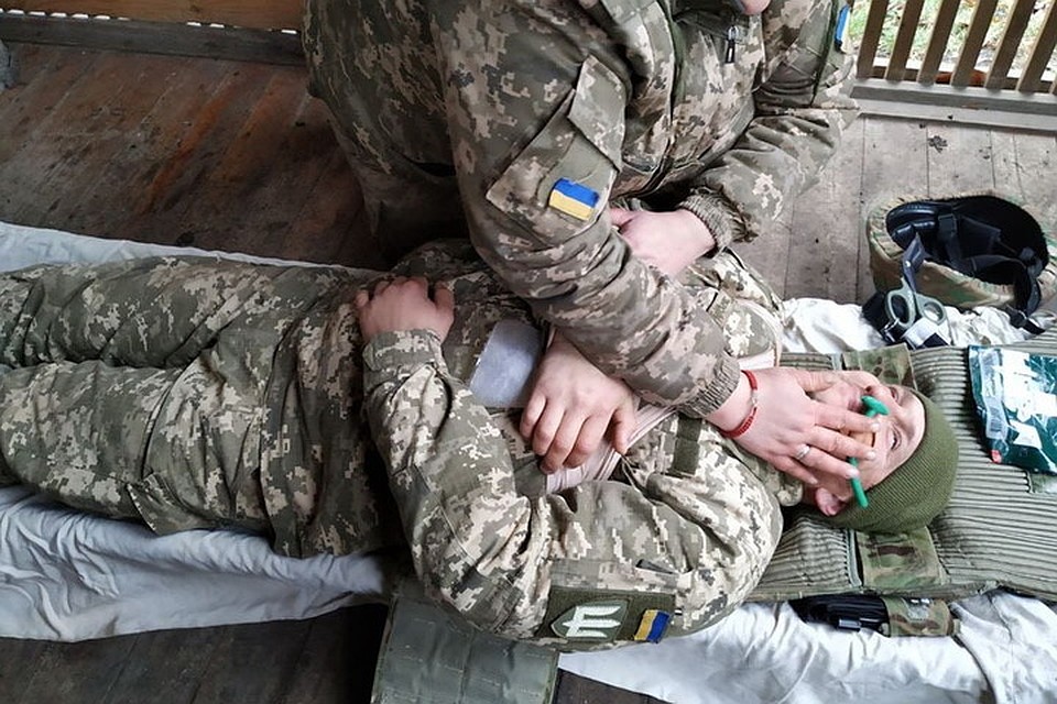 Ранения и гибель украинских солдат по пьянке и разгильдяйству их командиры списывают на обстрелы со стороны ДНР и ЛНР. Фото: Пресс-центр штаба ООС