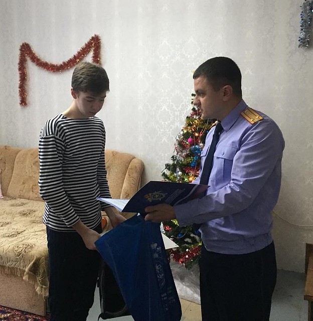 Данилу Небогатова, спасшего женщину в Павлово, поздравили с 18-летием следователи СК РФ. ФОТО:СУ СК России по Нижегородской области