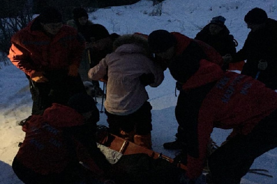 Девушке на месте оказали первую медицинскую помощь и на специальных спасательных санях транспортировали до бригады скорой медицинской помощи.