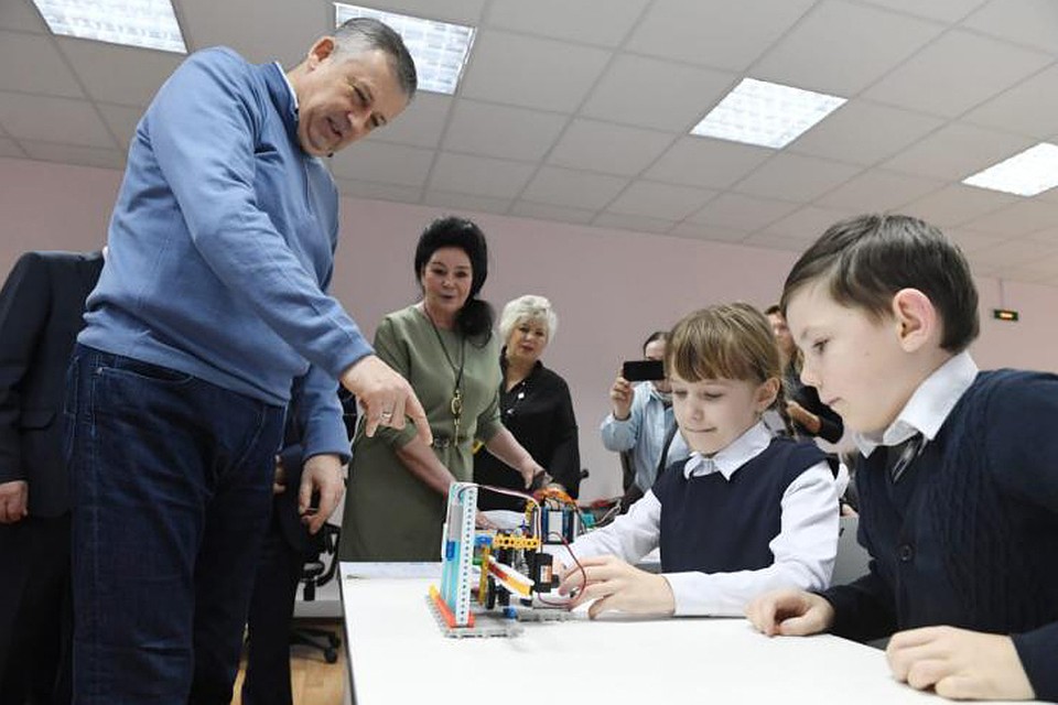 Александр Дрозденко считает, что работать и заниматься легче в современной школе. Фото предоставлено пресс-службой администрации Ленинградской области.
