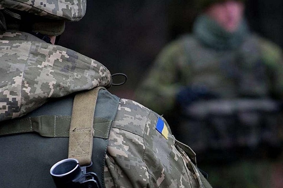 Украинские военные воруют оружие.Фото: warfiles.ru