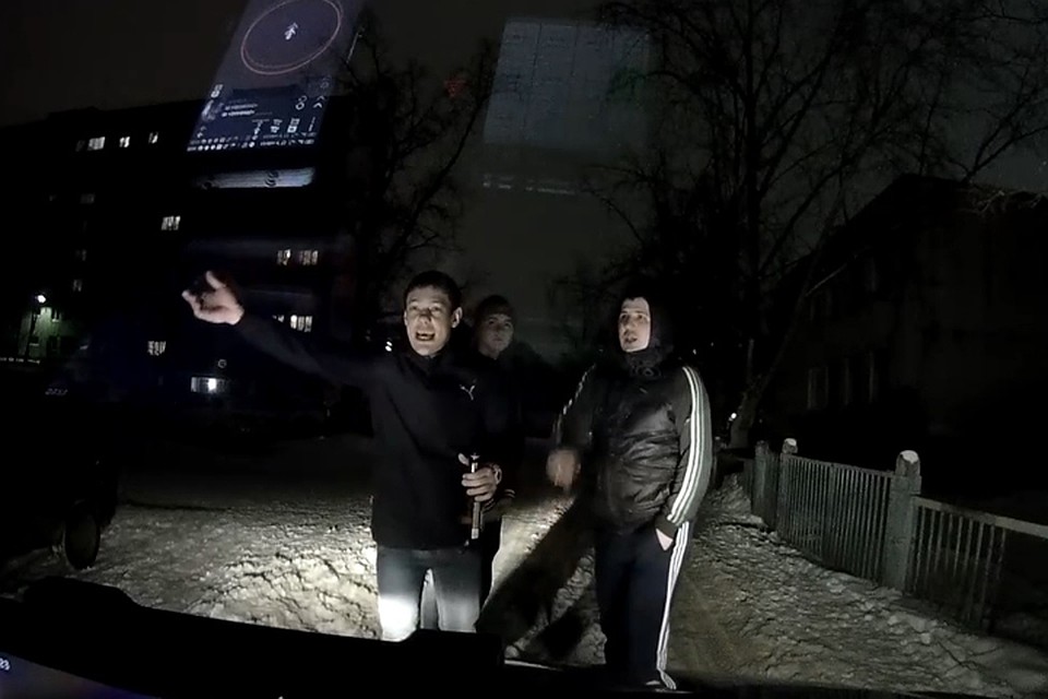 В Дзержинске трое пьяных парней перекрыли дорогу таксисту, везшему ребенка. ФОТО: Регион-52