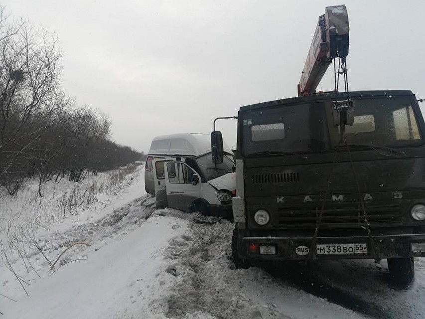 Грузовик вынесло на встречку.