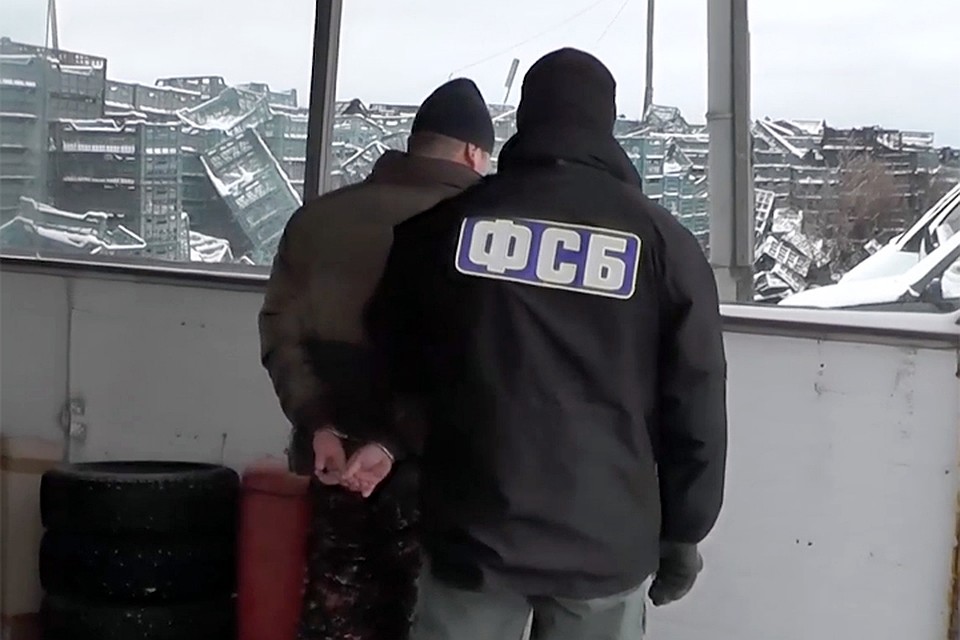 В отношении задержанных возбуждено уголовное дело. За производство и продажу наркотиков в особо крупном размере им грозит пожизненное заключение