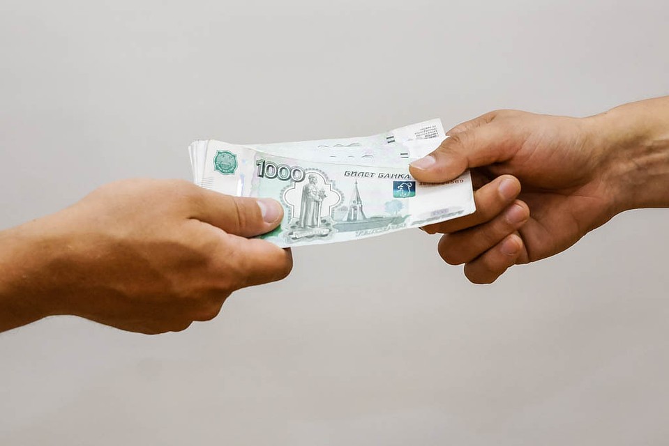 Индивидуальный предприниматель передал полицейскому взятку в 20 тысяч рублей