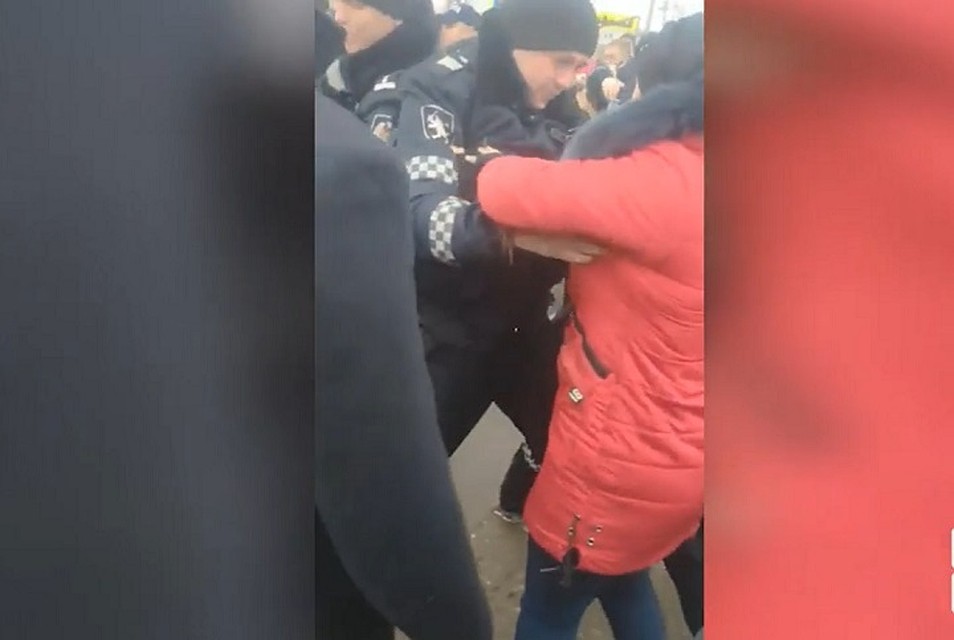 В Елизаветовке на акции протеста произошла стычка между полицейскими и местными жителями. Фото: скриншот видео