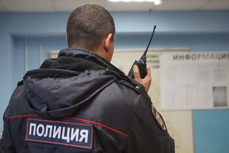 Подросток атаковал учительницу, когда та вытащила из его ушей наушники во время урока.
