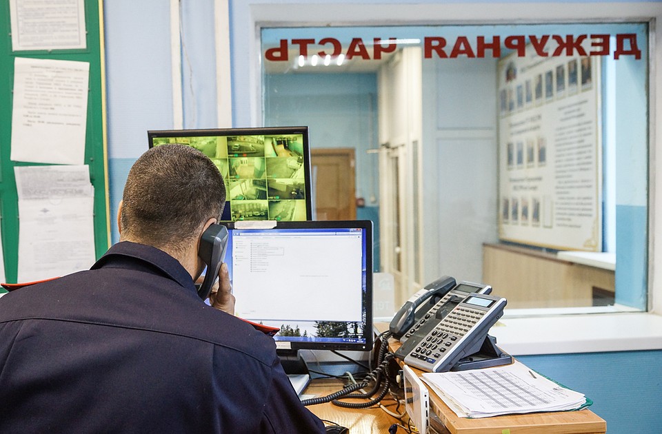 В дежурную часть полиции от соседей поступила жалоба на громкую музыку в квартире, которая мешала спать 10 дней.