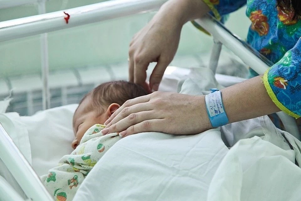 Подкинутый к дверям больницы в Юрге младенец был рожден в многодетной семье