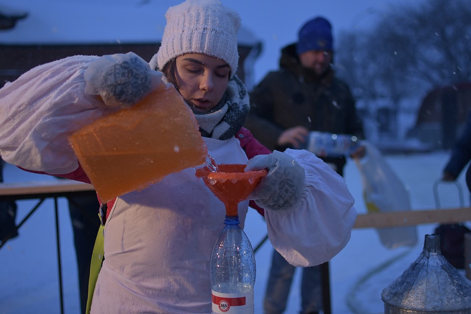 Воду наливали как волонтеры, так и работники храма.