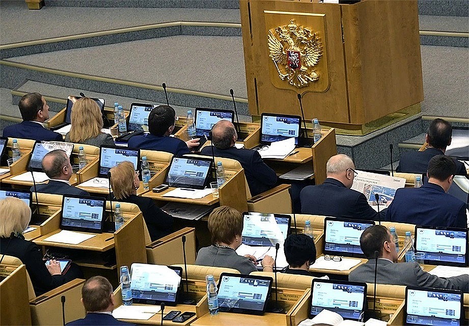 Депутатов штрафуют за пропуски заседаний без уважительной причины, а теперь им хотят запретить пользоваться гаджетами