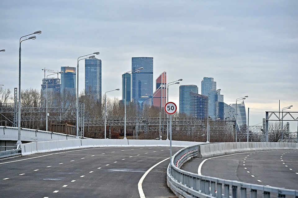 На картах Москвы южный дублер Кутузовского проспекта официально называется проспект Генерала Дорохова