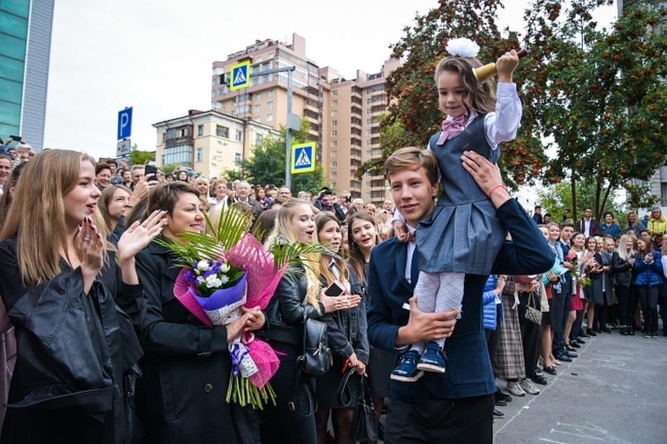 Пора записываться в школу.