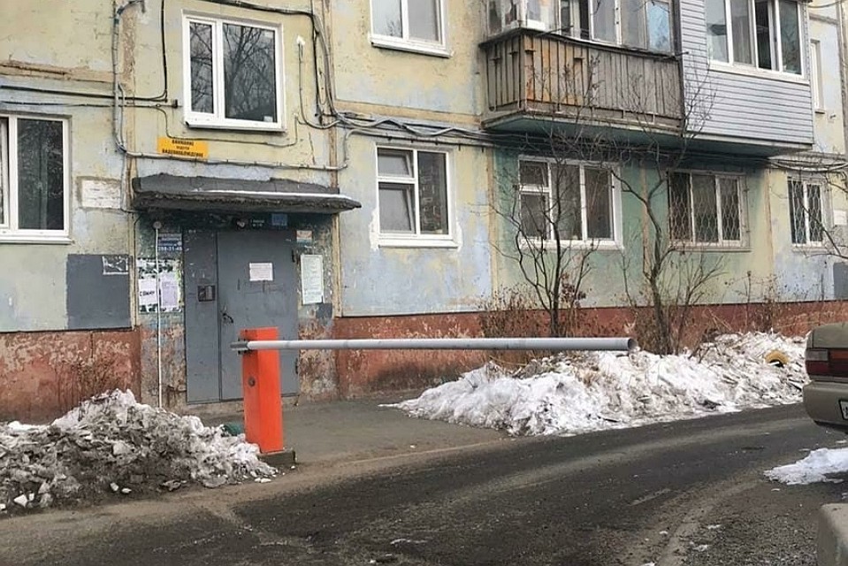 Проехать во двор можно только с разрешения жильцов. Фото: dps_vl125
