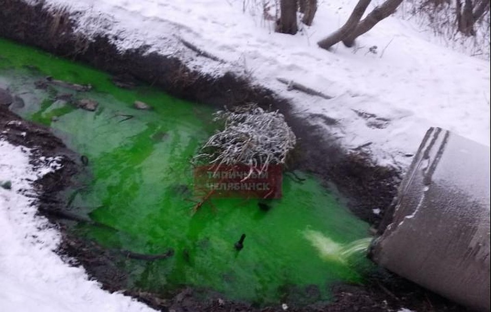 Река напугала горожан зелеными водами. Фото: сообщество "Типичный Челябинск".