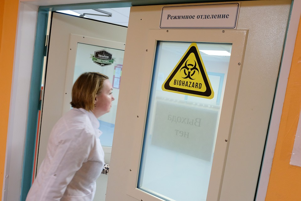 Молодой человек лежит в инфекционной больнице имени Боткина. Его продолжают обследовать.