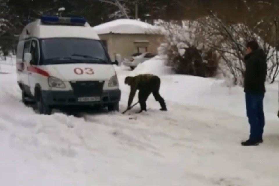 Сильные снегопады заставили скорые застревать. ФОТО:кадры из видео в группе "У нас на Шлюзе"
