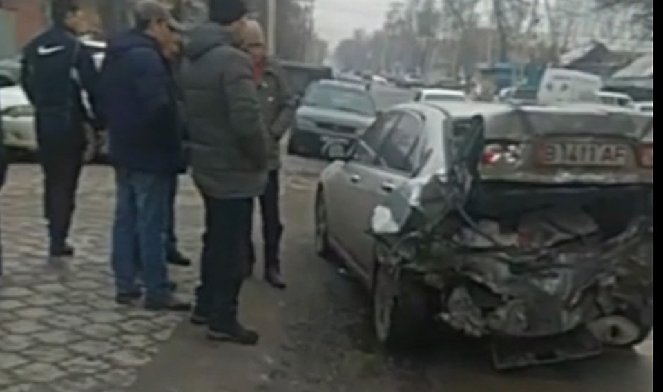 Некоторые машины серьезно повреждены.