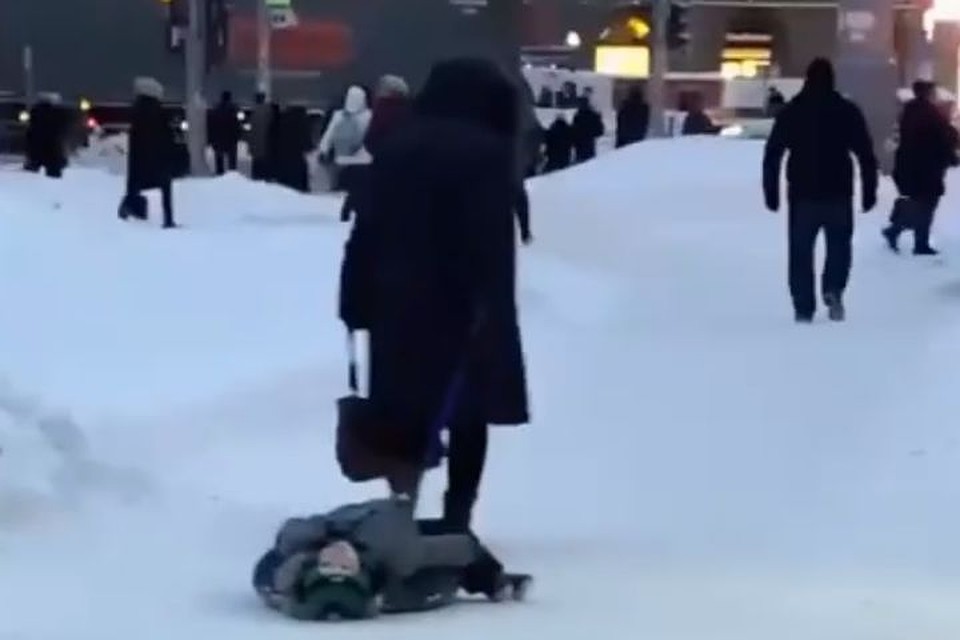Мама в центре Новосибирска на плюшке тащила замечтавшегося сына. Фото: стоп-кадр