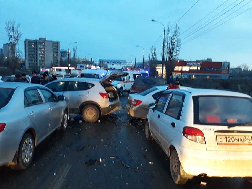 В центре столкнулись шесть иномарок.