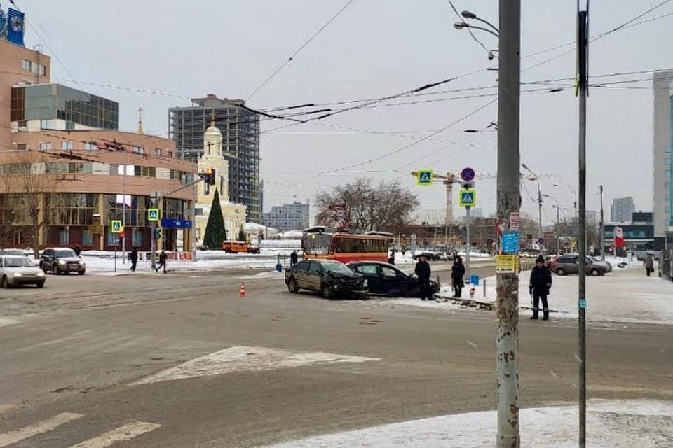 Авария произошла на перекрестке Белинского - Куйбышева. Фото: отделение пропаганды ГИБДД Екатеринбурга