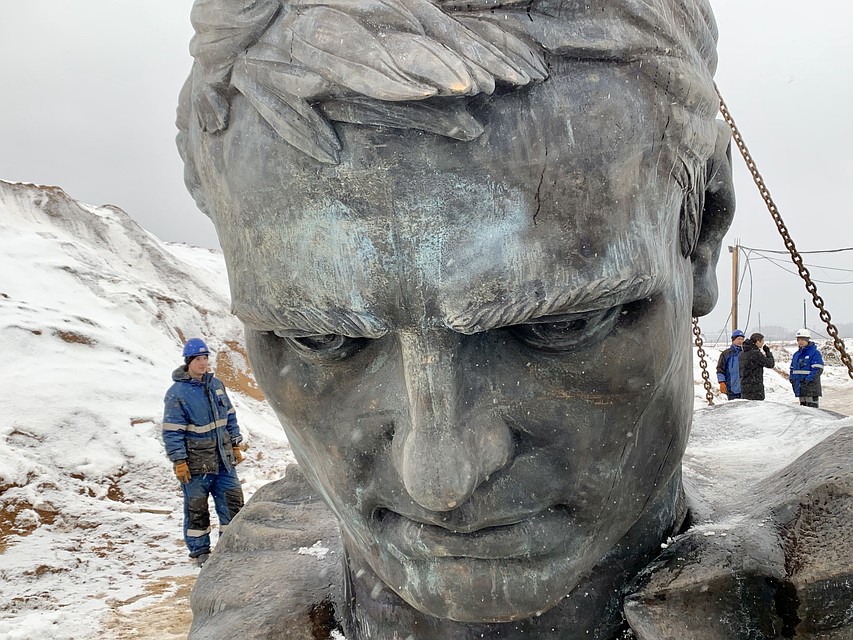 монтаж скульптуры на Ржевском мемориале почти закончен.
