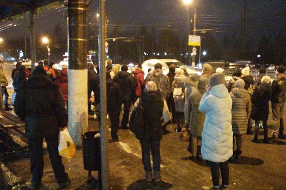 Горожане в ожидании общественного транспорта вынуждены стоять на остановка по полчаса Фото: vk.com/"News 69"/Алексей Сыровой