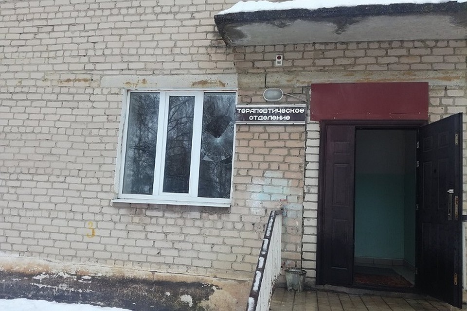 Некоторые разбитые окна в больнице до сих пор не заменили