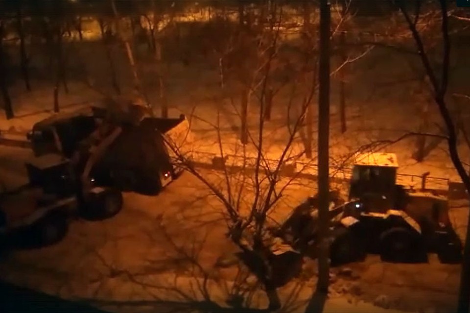 В Ленинском районе Челябинска снег убирают ночью. Кадр из видео vk.com/leninskiybro