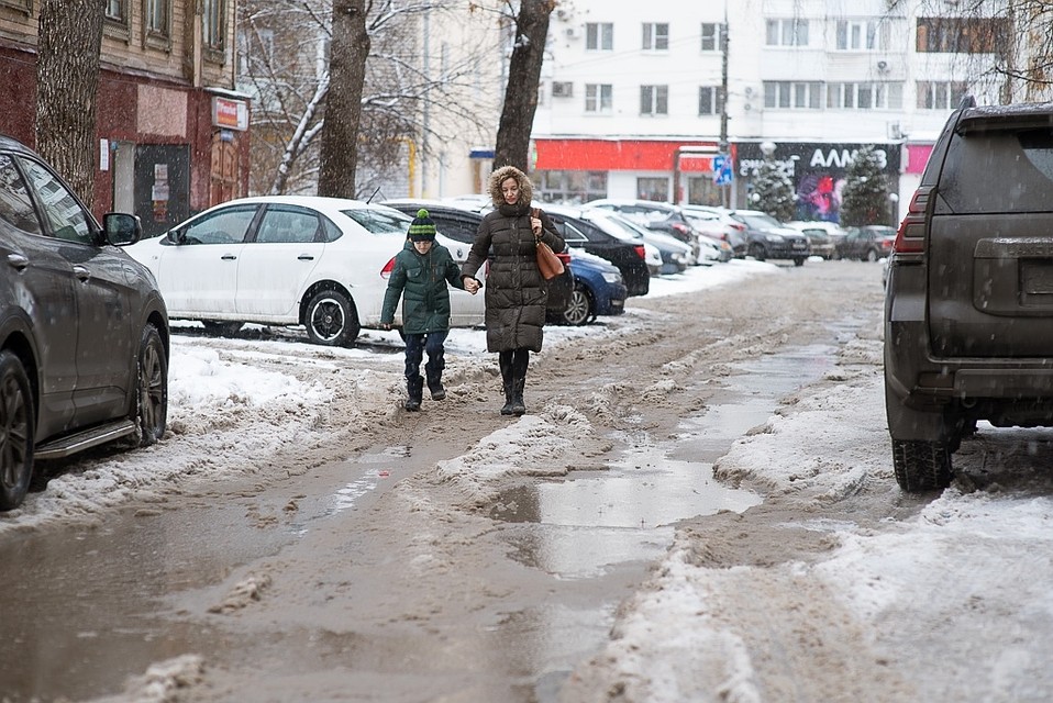Выпавший снег почти сразу таял, но все равно доставил самарцам и коммунальщикам массу неприятностей