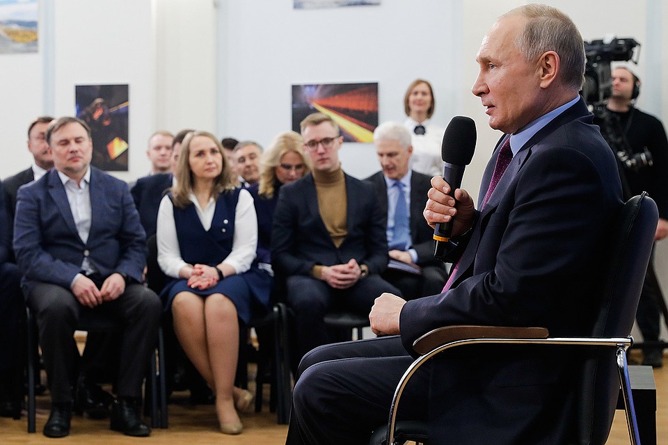Президент России Владимир Путин в Череповецком химико-технологическом колледже во время встречи с представителями общественности по вопросу подготовки кадров для экономики и социальной сферы. Фото Михаил Метцель/ТАСС