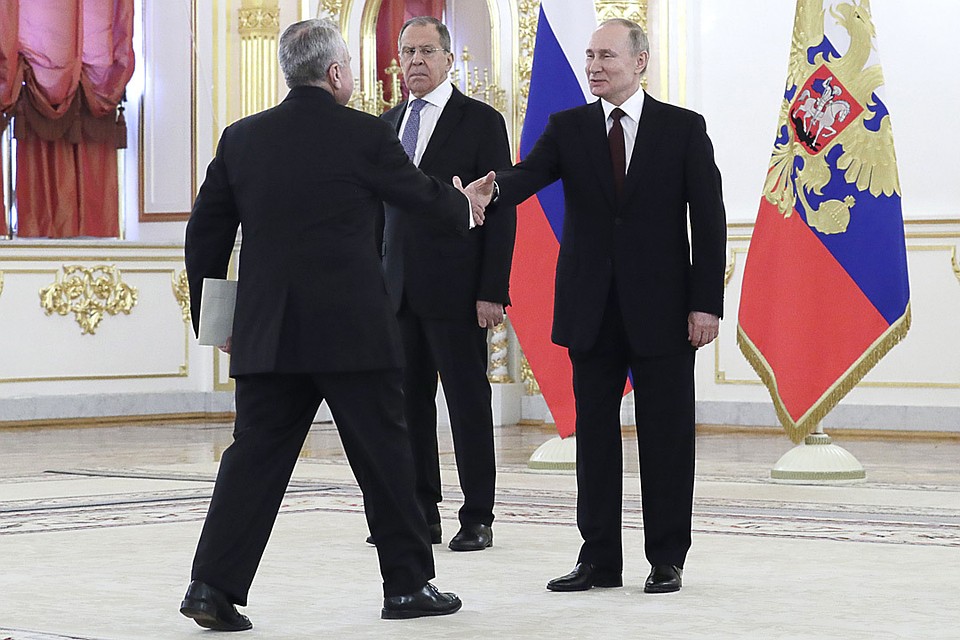 Чрезвычайный и полномочный посол США в РФ Джон Салливан, министр иностранных дел РФ Сергей Лавров и президент РФ Владимир Путин (слева направо) во время церемонии вручения верительных грамот послов иностранных государств в Александровском зале Кремля. Фото: Михаил Метцель/ТАСС