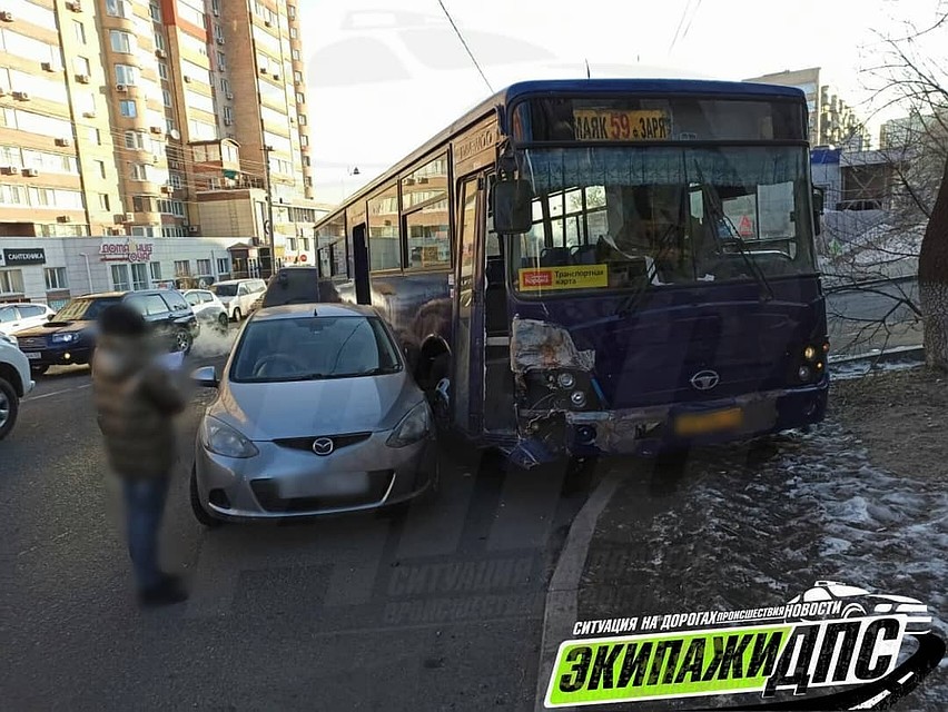 Пассажирский автобус столкнулся с легковушкой во Владивостоке. Фото: dps_vl