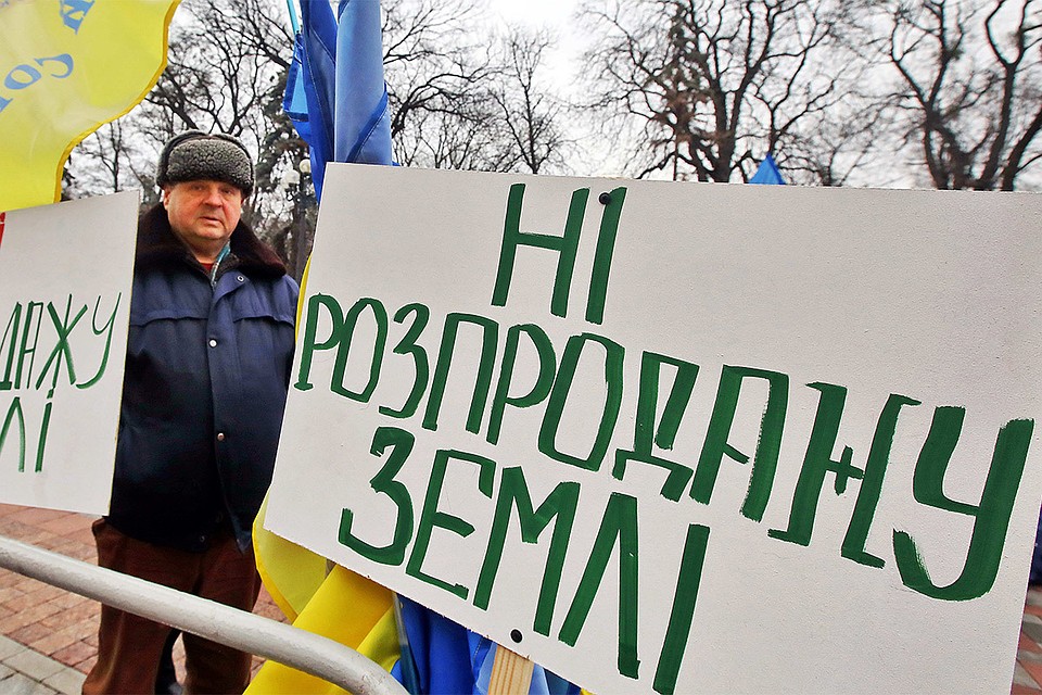 Участник пикета противников нового закона у стен Верховной рады.