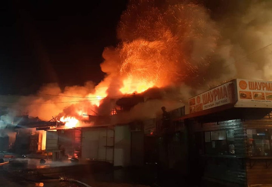 Пожар на рынке тушили около трех часов.