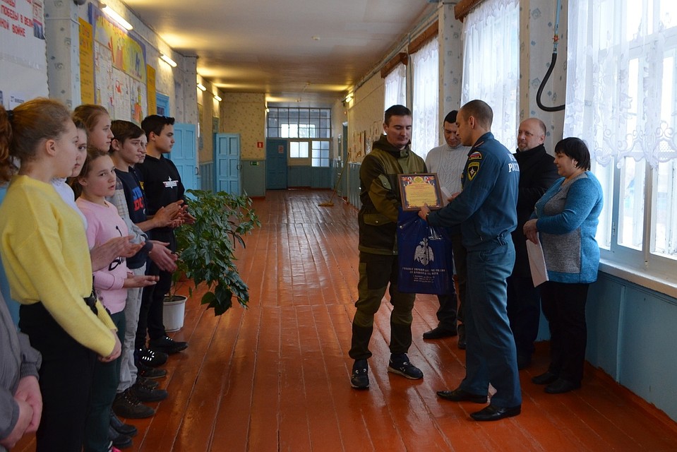 6 февраля Евгения Ляха за спасение утопающего наградили благодарственным письмом Главного управления МЧС России по Брянской области и подарочным сертификатом от администрации Климовского района.
