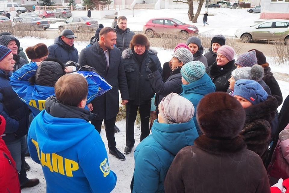На улице Пушкина собрались работники парной и их взволнованные клиенты.
