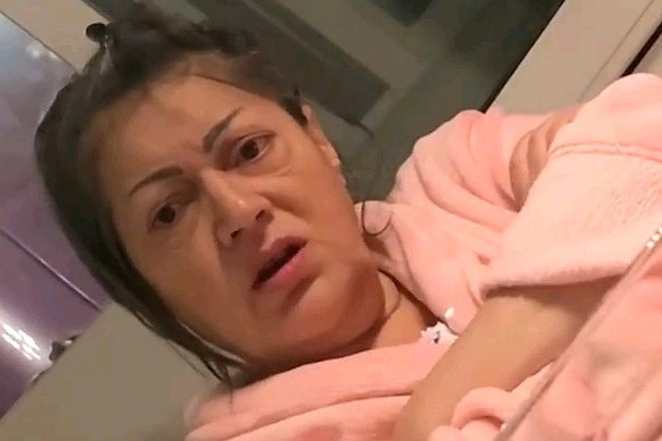 Ирина Отиева по сей день тяжело переживает скандал, который разразился после того, как она открыла душу помощникам Андрея Малахова. Кадр из передачи "Прямой эфир с Андреем Малаховым".