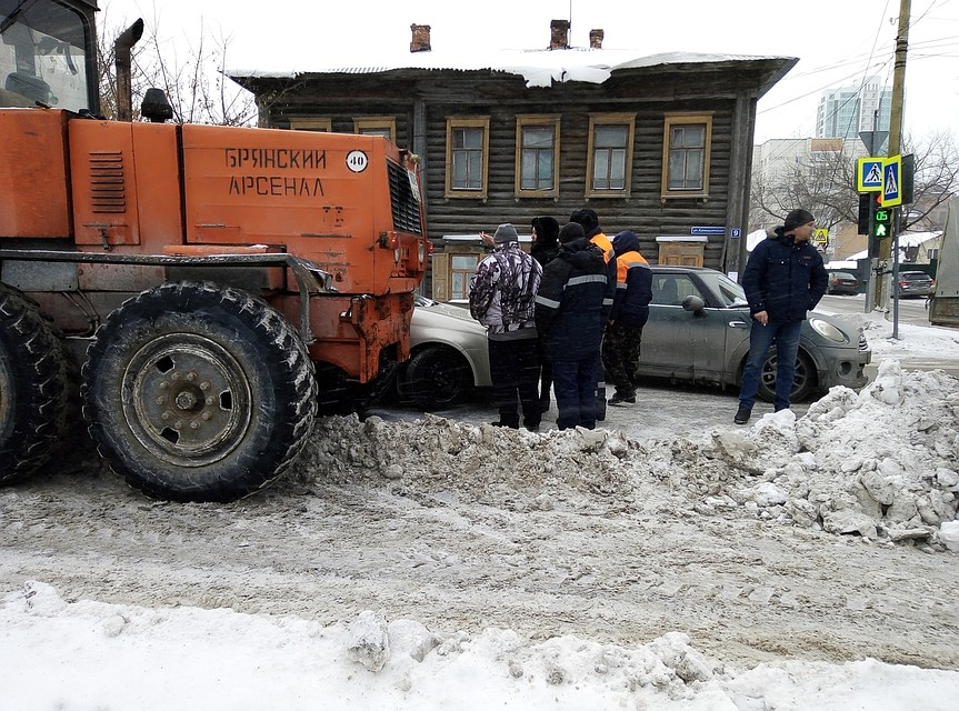 Иномарка столкнулась с автогрейдером на улице Камышинской в Тюмени.