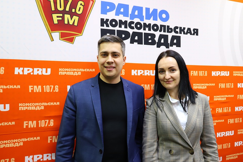 Представитель "Регион-Инвест" Илья Соломатов и представитель "Талан" Татьяна Коробейникова