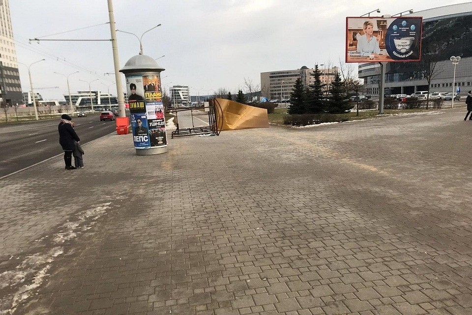 Остановку сдуло ветром. Фото: t.me.s.motolkohelp.