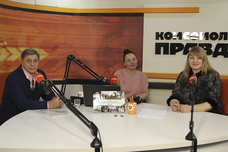 Анатолий Выборов – помощник президента ОАО «Байкалкварцсамоцветы» по связям с общественностью и СМИ и Ирина Булавинцева – администратор выставочного зала и музея Торгово-Выставочного комплекса предприятия