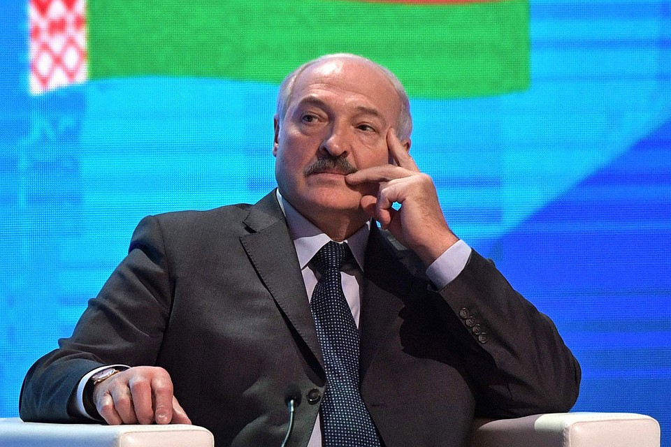 Президент отметил, что недавно поручал пресс-секретарю предоставить ему подборку последних публикаций о Беларуси в российских крупных и мелких СМИ, а также в интернет-каналах