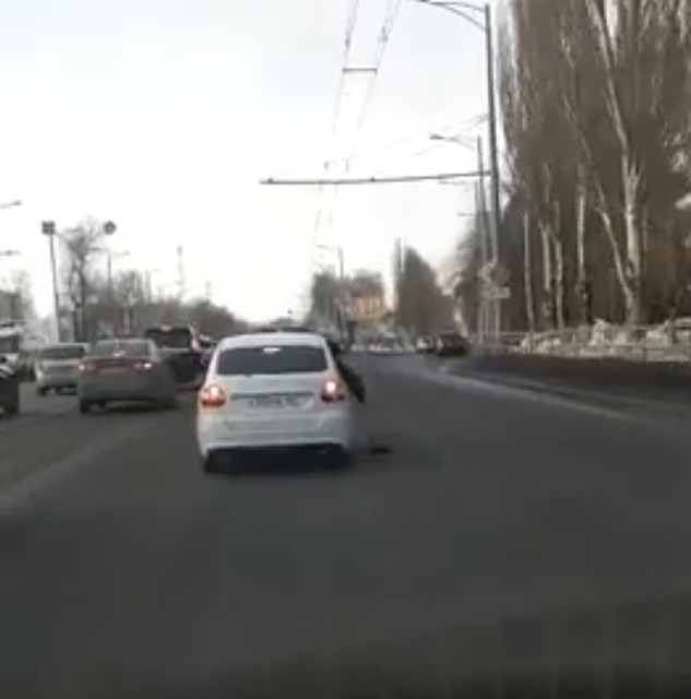 Очевидцы пошутили, что этому автомобилю не нужен бензин ФОТО: Скриншот с видео