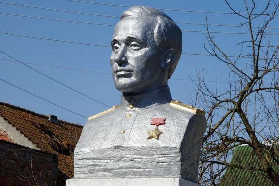 Бюст Героя Советского Союза в поселке Романово.